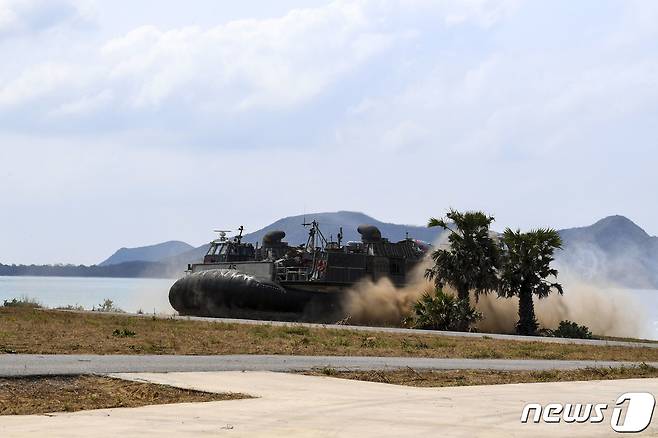 1일(현지시간) 태국 촌부리주 핫야오 해안 일대에서 열린 코브라 골드 연합훈련에서 미군 공기부양 상륙정(LCAC)이 해안에 상륙하고 있다. (해병대 제공) 2024.3.2/뉴스1