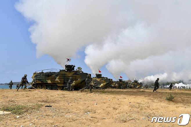 1일(현지시간) 태국 촌부리주 핫야오 해안 일대에서 열린 코브라 골드 연합훈련에서 대한민국 해병대 장병들이 상륙돌격장갑차(KAAV)에서 하차해 돌격하고 있다. (해병대 제공) 2024.3.2/뉴스1