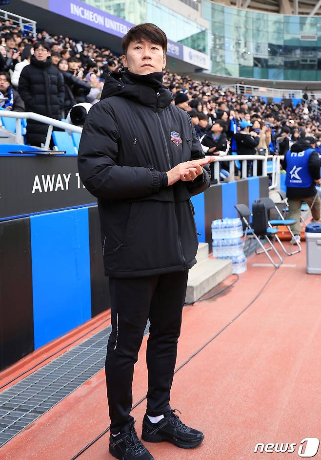 1일 오후 인천광역시 중구 도원동 인천축구전용경기장에서 열린 '하나은행 K리그1 2024' 1라운드 인천 유나이티드와 수원FC의 경기에서 수원 김은중 감독이 피치를 바라보고 있다. 2024.3.2/뉴스1 ⓒ News1 박정호 기자