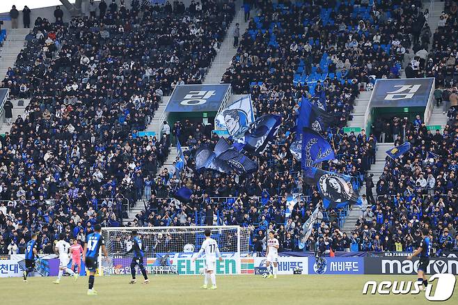 1일 오후 인천광역시 중구 도원동 인천축구전용경기장에서 열린 '하나은행 K리그1 2024' 1라운드 인천 유나이티드와 수원FC의 경기에서 인천 서포터들이 열띤 응원을 펼치고 있다. 이날 집계된 공식 관중 수는 15,060명이다. 2024.3.2/뉴스1 ⓒ News1 박정호 기자