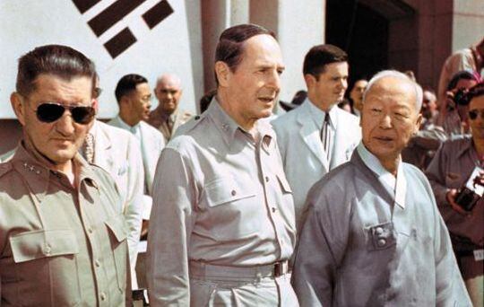 1948년 8월 15일 중앙청 광장에서 열린 대한민국 정부 수립 축하식에 참석한 존 하지(왼쪽부터) 한국 주둔 미군 사령관과 더글러스 맥아더 일본 점령군 사령관, 이승만 대통령.