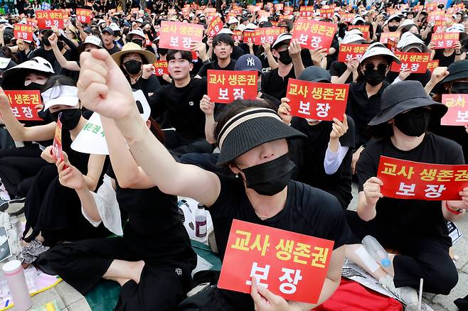 지난해 7월 서울 종로구 보신각 앞에서 서이초 교사 사망 사건에 대한 추도식 및 교사 생존권을 위한 집회를 열고 진상 규명과 교권확립 대책 마련을 촉구하고 있다. 7개월여 이어진 전국 교사 시위 끝에, 서이초 교사는 지난 2월 27일에야 순직이 인정됐다. /뉴시스