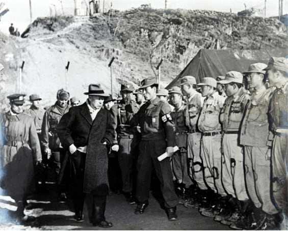 한국전쟁 당시 이승만 대통령이 상무대 포로수용소에서 포로들을 사열하고 있다. /공공부문
