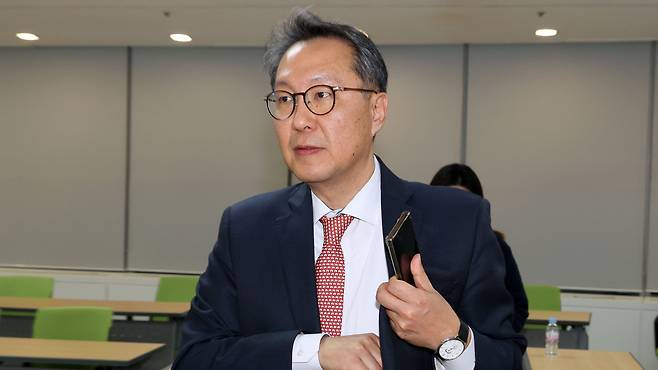 박민수 보건복지부 차관이 29일 서울 여의도 건강보험공단 서울본부에서 열린 전공의와의 대화를 마친 후 회의실을 나서고 있다. 2024.2.29/뉴스1