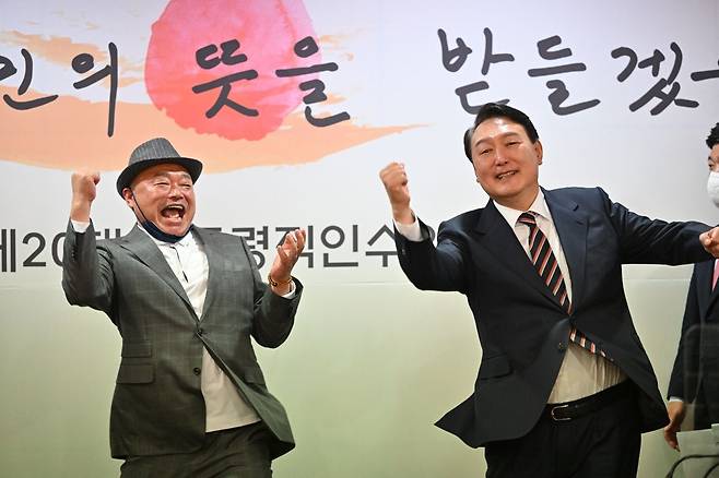 2022년 4월 가수 김흥국 측이 당시 윤석열 대통령 당선인과 어퍼컷 세리머니를 하는 사진을 공개했다. /연합뉴스