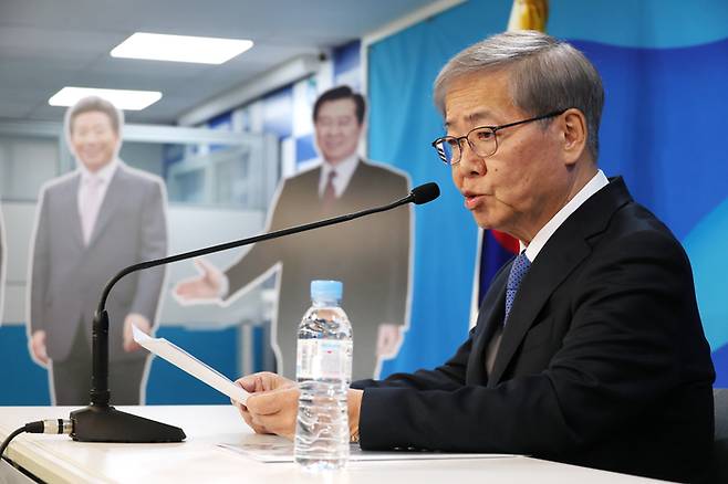 더불어민주당 임혁백 공천관리위원장이 1일 서울 여의도 중앙당사에서 공천심사 결과를 발표하고 있다. 연합뉴스