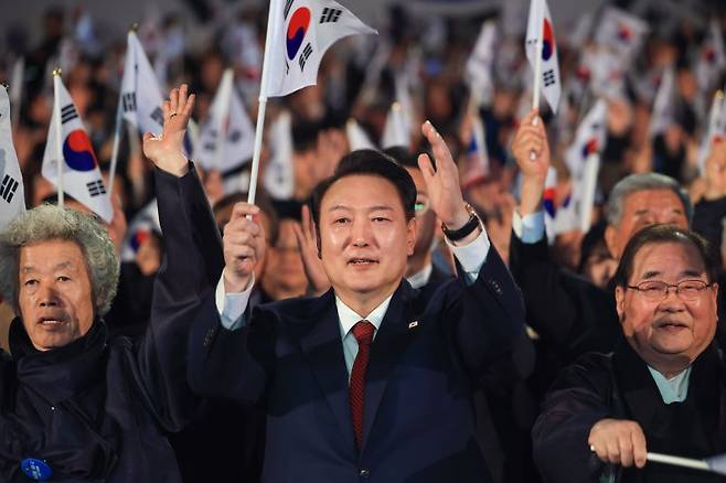 윤석열 대통령이 지난 1일 서울 중구 유관순 기념관에서 열린 제105주년 3.1절 기념식에서 3.1절 만세 삼창을 하고 있다. [대통령실 제공] 연합뉴스