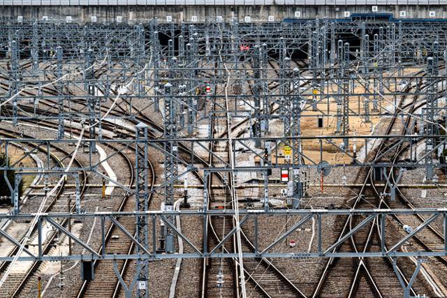 제22대 총선을 위해 여야 모두 철도 지하화를 공약으로 내건 가운데 서울 양천구 신정차량기지 위에 지어진 주택단지의 지난달 27일 모습.