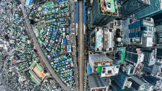 도시를 가로지르는 지상 철도가 경계선으로서 지역을 단절시킨다는 점은 사실이다. 여야의 핵심 지하화 대상 노선인 경부선이 지나는 서울 금천구 가산디지털단지역 일대가 선로를 기준으로 다른 분위기를 보이고 있다. 철도 지하화의 필요성이 없는 게 아니라, 면밀한 검토와 구체적인 계획·예산안이 필요하다.