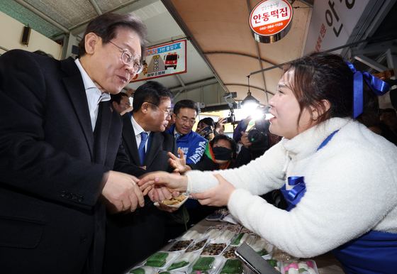 설 연휴를 앞둔 지난달 5일 이재명 더불어민주당 대표가 광주 양동시장을 각각 방문해 상인들과 인사를 나누고 있다. [연합뉴스]