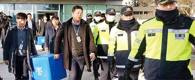 < 경찰, 의협 전·현직 간부 첫 압수수색 > 서울경찰청 공공범죄수사대는 1일 업무방해 혐의 등으로 고발된 의사단체 전·현직 집행부 다섯 명의 자택과 사무실 등을 압수수색했다. 전공의 집단사직 사태로 불거진 ‘의료대란’ 이후 첫 강제수사다. 이날 서울 용산구 대한의사협회 회관에서 경찰 수사관들이 압수한 물품을 옮기고 있다.  /김범준 기자