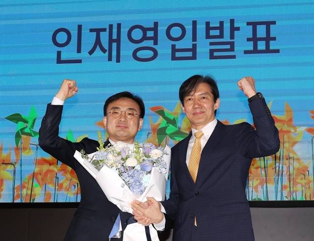 가칭 '조국신당' 인재영입위원장을 맡은 조국 전 법무부 장관이 '조국신당 창당준비위원회 인재영입 발표식'에서 1호 영입인사인 신장식 변호사와 기념촬영을 하고 있다. 뉴시스