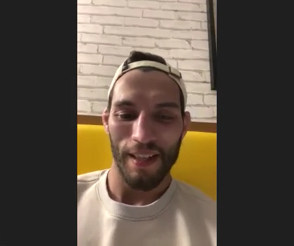 맷 슈넬이 UFC 파이트 나이트 238 사전 화상 인터뷰 MK스포츠 질문에 웃으며 답하고 있다.