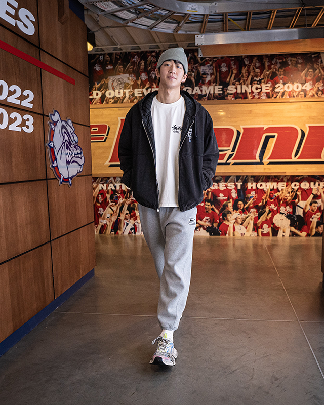 여준석이 2023-24 NCAA 디비전1 10차전 홈경기를 위해 이동하고 있다. 사진=곤자가대학교 농구부 공식 SNS