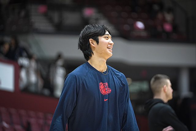 여준석이 2023-24 NCAA 디비전1 16차전 원정경기를 위해 웃으며 몸을 풀고 있다. 사진=곤자가대학교 농구부 공식 SNS