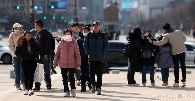 [서울=뉴시스] 김선웅 기자 = 서울 최저기온이 -6도를 기록하며 전국적으로 '꽃샘추위'가 이어진 2일 서울 종로구 경복궁에서 두꺼운 옷차림을 한 관광객들이 길을 걷고 있다. 2024.03.02. mangusta@newsis.com /사진=김선웅