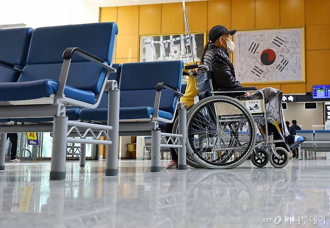 [서울=뉴시스] 김근수 기자 = 보건복지부가 정한 전공의 복귀 시한을 하루 넘긴 1일 오전 서울 강동구 중앙보훈병원에서 한 환자가 병원에서 진료를 받기 위해 대기하고 있다. 2024.03.01. /사진=김근수