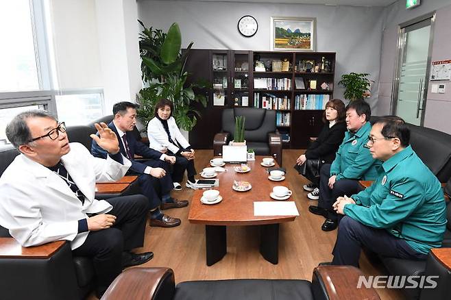 [시흥=뉴시스] 연제찬 부시장(사진 오른쪽 첫번째)이 센트럴병원 의료진과 대화를 나누고 있다.(사진 시흥시 제공). *재판매 및 DB 금지