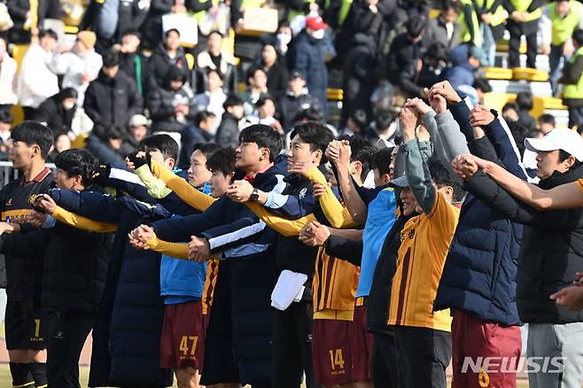 [광주=뉴시스] 이영주 기자 =  2일 오후 광주 서구 광주축구전용구장에서 열린 하나원큐 K리그1 2024 1라운드 광주FC와 FC서울의 경기, 2대 0으로 승리한 광주FC 선수들이 관중석을 향해 인사하고 있다. 2024.03.02. leeyj2578@newsis.com