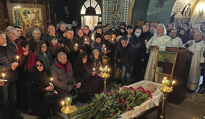 1일(현지시간) 러시아 모스크바 남동부 마리노의 우톨리 모야 페찰리(내 슬픔을 위로하소서) 교회에서 나발니의 장례식이 엄수되고 있다. 연합뉴스