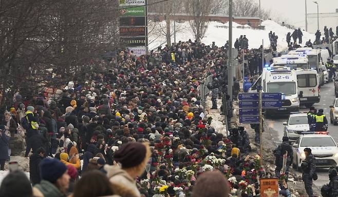 1일(현지시간) 러시아 모스크바 남동부 마리노의 보리솝스코예 묘지를 향해 나발니 추모객들이 이동하고 있다. 연합뉴스