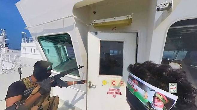 홍해 통과 화물선을 나포하는 후티 반군. 후티 측이 직접 촬영해 배포. 게티이미지. 2023년 11월.