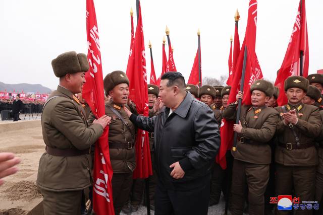 김정은 북한 국무위원장이 지난달 28일 평안남도 성천군 지방공업공장 건설 착공식에서 장병들을 격려하고 있다. 연합뉴스