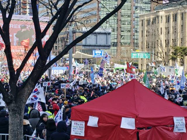 자유통일당이 1일 오후 1시부터 서울 종로구 동화면세점 앞에서 대규모 집회를 열었다. 임종현 견습기자