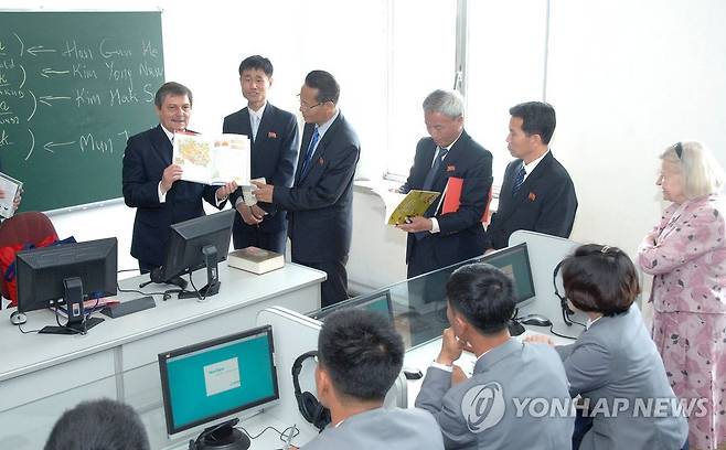 평양외국어 대학 참관한 폴란드 대사 (평양 조선중앙통신=연합뉴스) 폴란드 국경일인 헌법절을 맞아 2015년 크쥐슈토프 체벤 당시 북한 주재 폴란드 대사와 대사관 직원들이 평양외국어 대학을 참관한 모습2015.5.6 photo@yna.co.kr