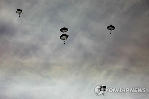 가자지구 하늘에서 떨어지는 구호품 [로이터=연합뉴스 자료사진. 재판매 및 DB 금지]