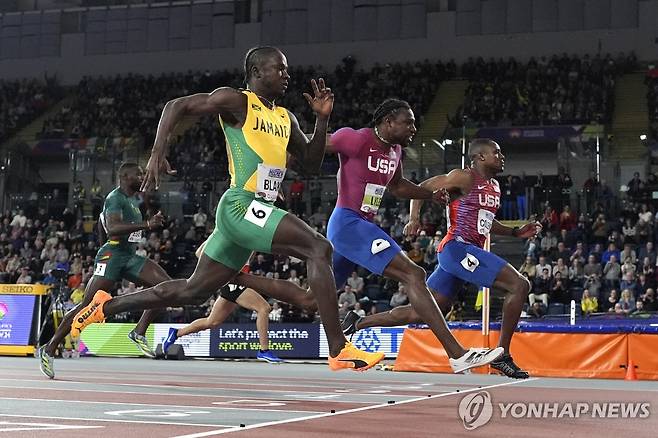 콜먼, 라일스 꺾고 세계실내육상선수권 남자 60ｍ 우승 (글래스고 AP=연합뉴스) 콜먼(오른쪽)이 2일(한국시간) 영국 스코틀랜드 글래스고에서 열린 2024 세계실내육상선수권 남자 60ｍ 결선에서 가장 먼저 결승선을 통과하고 있다.