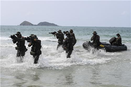 해군·해병대, 미국·태국군과 상륙훈련 (서울=연합뉴스) '코브라골드' 훈련에 참가한 대한민국 해군과 해병대는 1일 태국 핫야오 해안 일대에서 미국·태국 연합 상륙군과 함께 상륙훈련을 실시했다. 해병대 수색부대 장병들이  고속고무보트(IBS)를 이용해 침투하는 장면.  [해병대사령부 제공] 2024.3.2