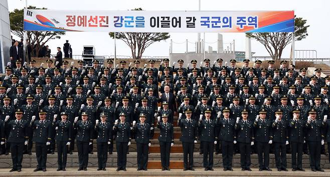 윤석열 대통령이 지난 달 28일 충북 괴산군 육군학생군사학교에서 열린 2024년 학군장교 임관식 뒤 임관 소위들과 함께 기념촬영을 하고 있다. (사진=연합뉴스)