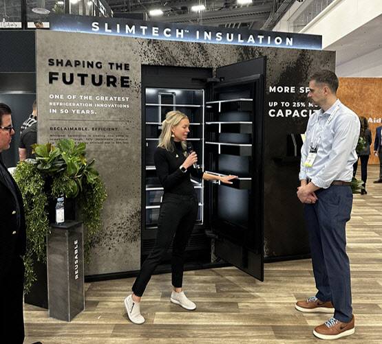 월풀 직원이 에너지 효율을 높이는 단열 기술 ‘슬림테크’를 적용한 냉장고를 소개하고 있다. (사진=김상윤 특파원)