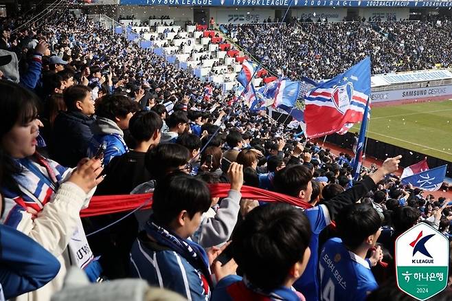 3일 열린 충남아산전을 관람하기 위해 경기장을 찾은 수원 삼성 서포터즈