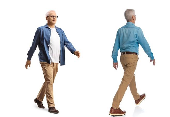 자신이 걸을 때 혹은 타인의 걷는 모습을 보고 한번쯤 궁금한 적 있지 않나요? 왜 팔을 흔들며 걸을까요? [사진=게티이미지뱅크]