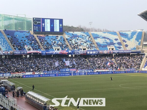 개막전에 수원삼성을 열렬히 응원하는 서포터들. 수원=사진┃이형주 기자