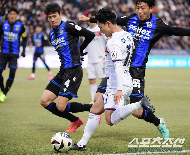 2일 인천축구전용구장에서 열린 K리그1 인천 유나이티드와 수원 FC의 경기. 수원 이승우가 공격하고 있다. 인천=정재근 기자 cjg@sportschosun.com/2024.3.2/