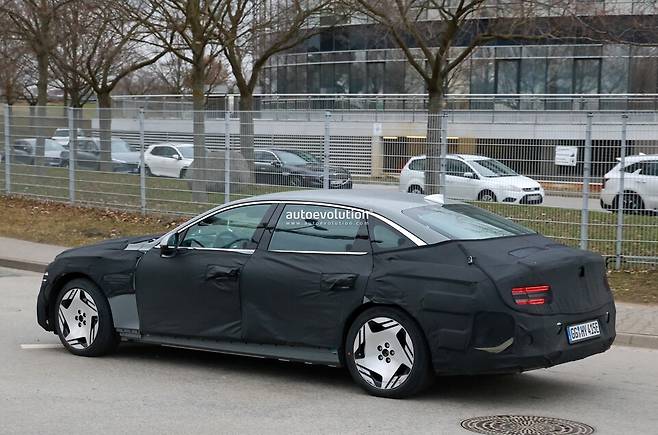 제네시스 'G80 전동화모델 롱휠베이스' 테스트카 (출처 : 오토에볼루션)