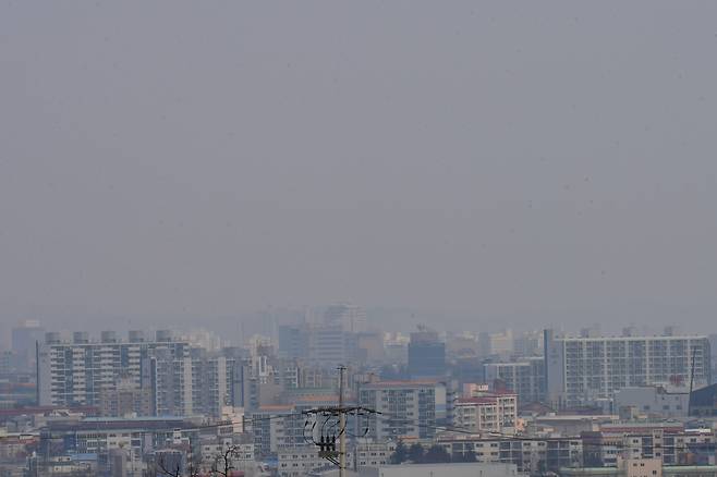 3일 경북 포항시 전역이 희뿌연 미세먼지에 뒤덮여 있다. 이날 오후 2시 현재 포항시의 미세먼지 농도는 95㎍/m³로 나쁨 수준으로 나타났다. 2024.3.3/뉴스1