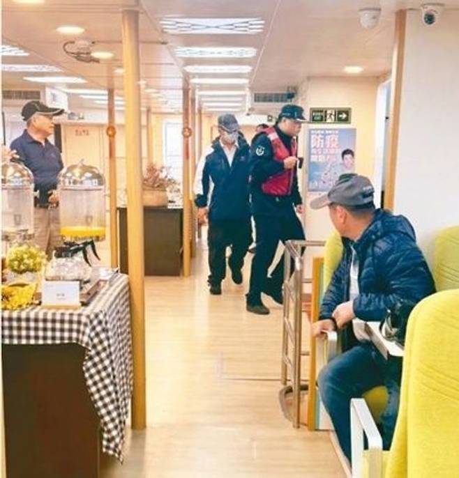 중국 해양경찰(해경)이 지난 19일 대만 유람선 '추르호'에 강제로 승선해 30분 간에 걸쳐 검문을 실시하고 있다. ⓒ 대만 연합보 홈페이지 캡처