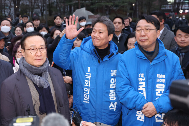 서울 중·성동갑 공천에서 배제된 임종석 전 청와대 비서실장(가운데)이 2월28일 오후 서울 성동구 왕십리역 광장에서 지지자들과 인사하고 있다. 왼쪽은 홍영표 의원, 오른쪽은 윤영찬 의원이다. 연합뉴스