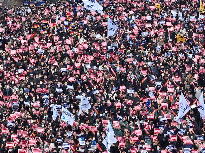 “4일 놓치면 반세기 기다려야”…의대 증원 일정에 대학들 내홍