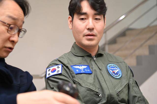 기자가 가속도 내성 강화 훈련에 앞서 교관의 지도하에 L-1 호흡법을 연습하고 있다. 공군 제공