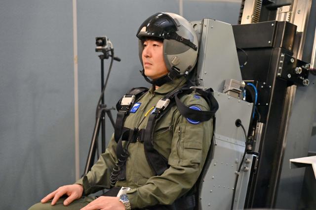 기자가 비상탈출 훈련을 받기 위해 훈련 장비에 착석해 있다. 공군 제공