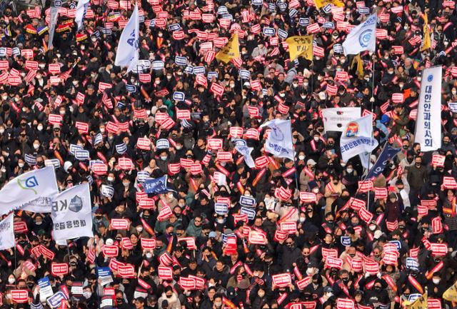 3일 오후 서울 영등포구 여의대로에서 열린 대한의사협회 주최 전국 의사 총궐기대회 참가자들이 의대 2,000명 증원을 결정한 정부를 규탄하고 있다. 연합뉴스