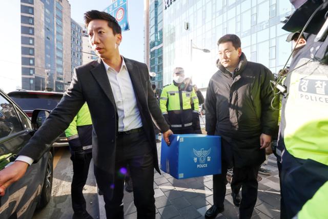 1일 오후 서울 용산구 대한의사협회 회관에서 압수수색을 마친 경찰이 압수품을 차량으로 옮기고 있다. 뉴스1