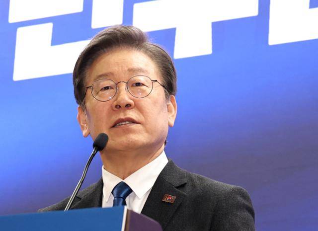 이재명 더불어민주당 대표가 3일 오후 서울 여의도 국회 의원회관에서 열린 더불어민주연합 중앙당 창당대회에서 축사를 하고 있다. 뉴스1