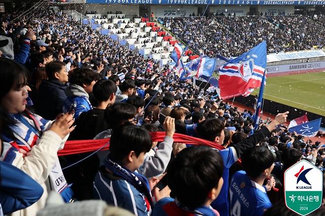 3일 수원월드컵경기장에서 열린 수원과 충남아산의 하나은행 K리그2 2024 1라운드. 경기장을 찾은 수원 팬들의 모습. 사진=프로축구연맹