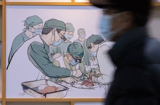 지난달 29일 서울의 한 대형병원에서 환자 및 보호자들이 발걸음을 옮기고 있다. 뉴스1